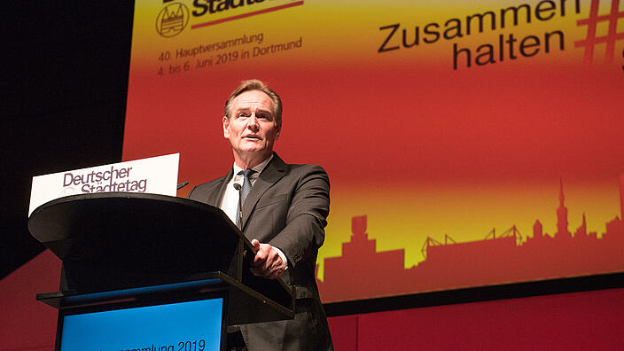 Oberbürgermeister Burkhard Jung aus Leipzig, Präsident des Deutschen Städtetages von 2019 bis 2021, seitdem Vizepräsident, auf dem Podium bei der Hauptversammlung des Städtetages 2019